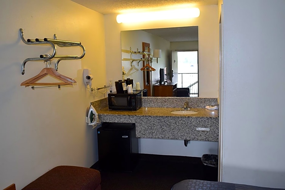 Value Inn - Livonia