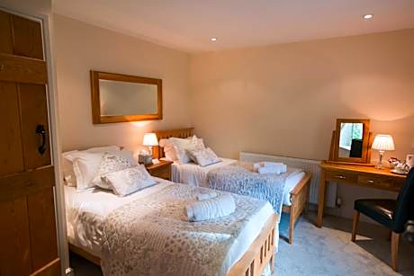 Twin Room with Private Bathroom