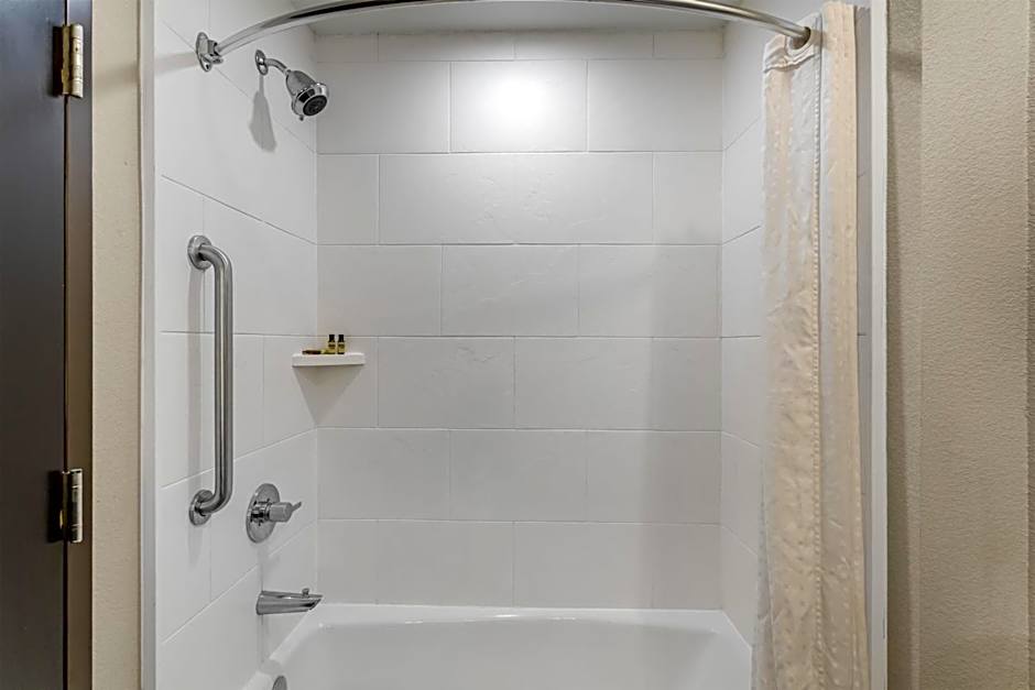 Best Western Plus Bay City Inn & Suites