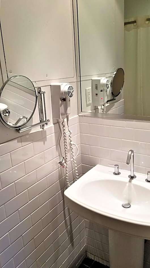 Night Hotel Broadway