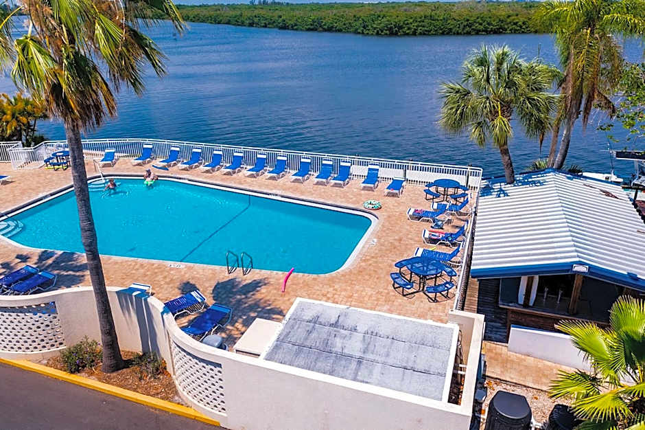 TAMPA BAY, BEACH step away, WIFI, FREE PARKING,POOLS, JACUZZI