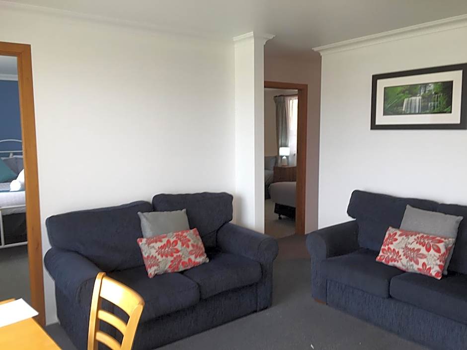 Regatta Point Tavern & Holiday Villas