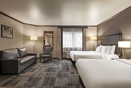 2 Queen Beds Non-Smoking Business Room Upper Floor Bathrobe