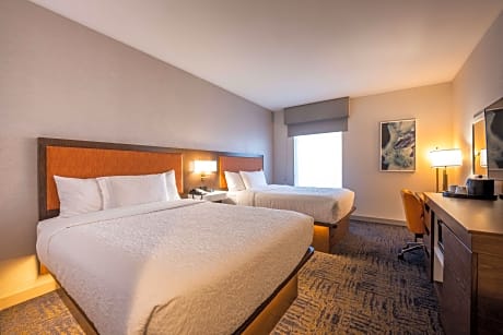 2Qn Accessible Room W/ Roll-In Shower Ns