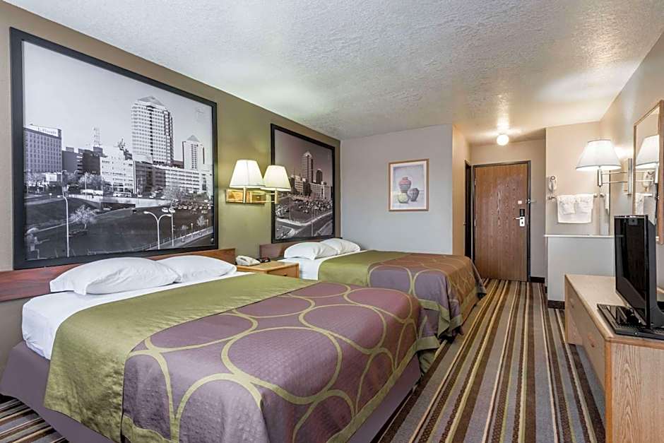 Super 8 by Wyndham Bernalillo