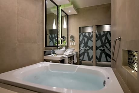 Oceanfront Pool Swim Up Suite