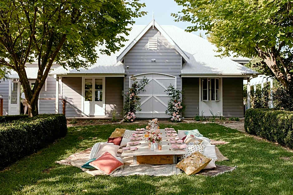Chanticleer Gardens Barn cottage with a Pool
