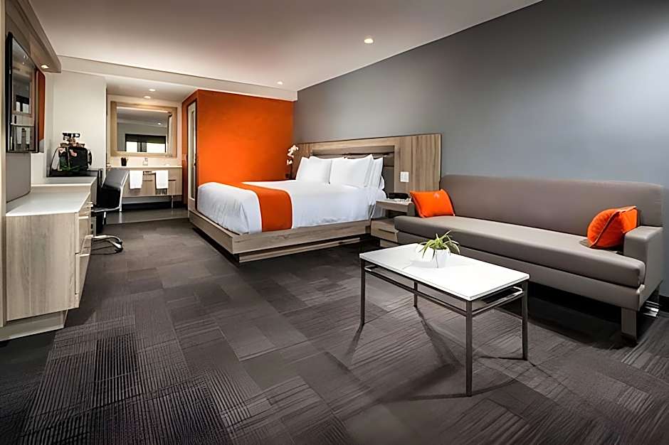 Canoga Hotel At Warner Center