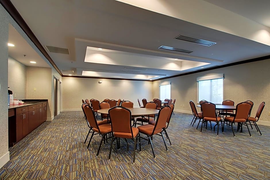 Holiday Inn Express Hotel & Suites Middleboro Raynham, an IHG Hotel