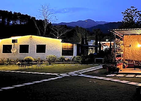 Saraiville, 8 BR Riverside Retreat in Hills