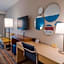 Howard Johnson by Wyndham Anaheim Hotel & Water Playground