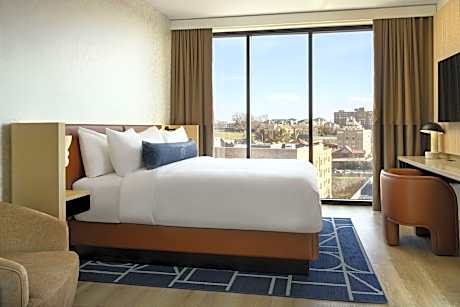 Brella Suite, 1 Bedroom Signature Suite, 1 King, Sofa bed, Plaza/Fountains view, City view