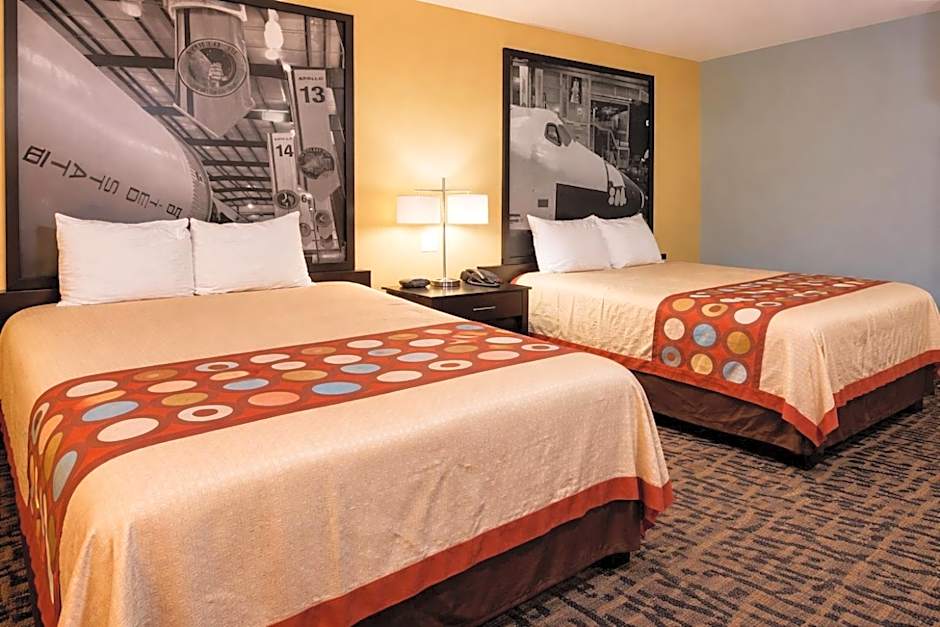 Super 8 by Wyndham Pasadena