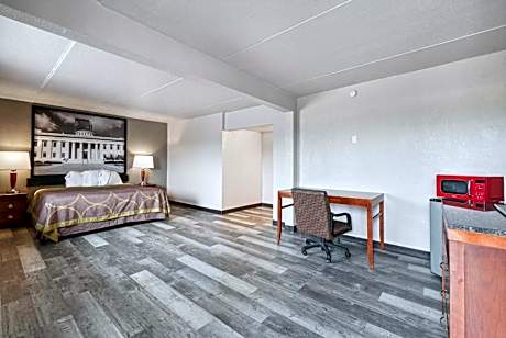 Efficiency King Room with Sofa Bed and Kitchenette - Smoking