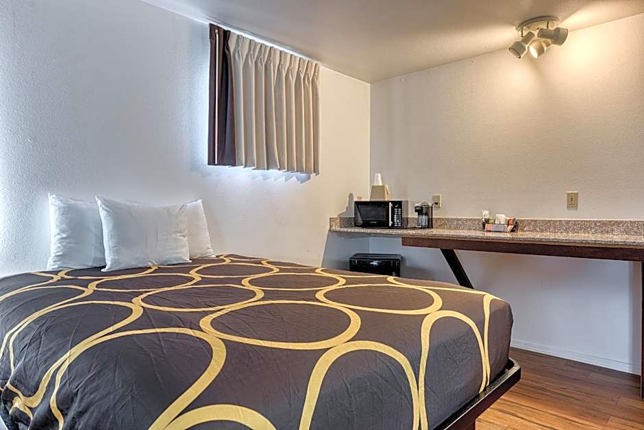 Photo 1 of 6 of 3 Queen Beds Suite