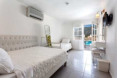 Standard Triple Room with Sea View