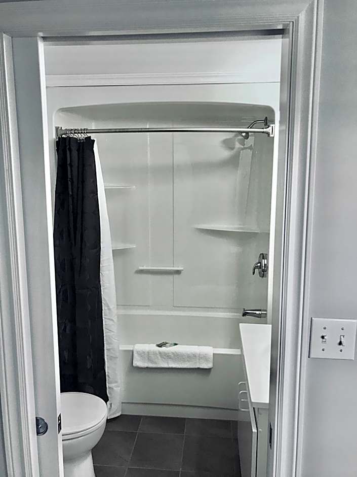 Photo 1 of 10 of 1 Queen Bed, Sea View