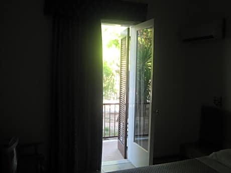 Standard Twin Room with Garden View