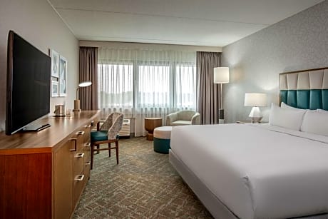 1 King Bed Corner Room