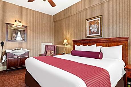 Suite-1 King Bed, Non-Smoking, Whirlpool, Flat Screen Television, Desk, Microwave And Refrigerator, 