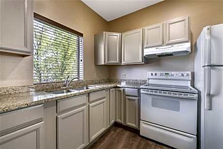 1 King Bed Non-Smoking Sofabed Microwave Fridge Wi-Fi Full Breakfast