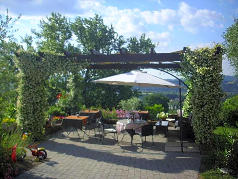 B&B Chiara e Benedetta (La villa degli Ulivi)
