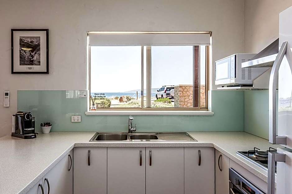 Canal Rocks Beachfront Apartments