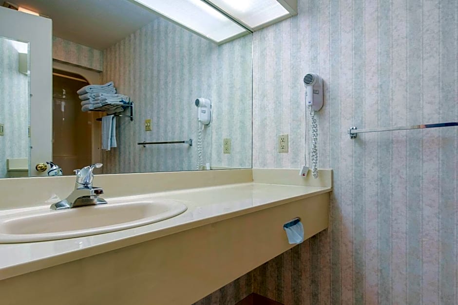 Quality Inn Breeze Manor – Breezewood, PA