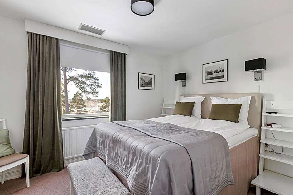 Photo 1 of 5 of Family 1 King Bed with Sofabed