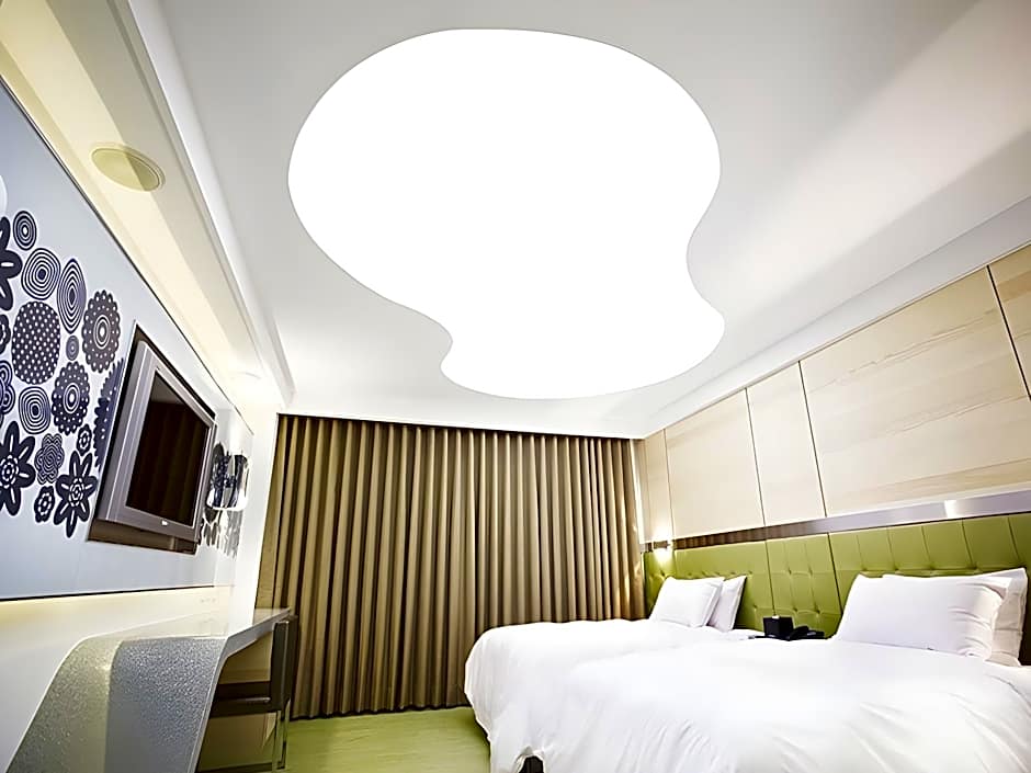 Royal Group Hotel Ho Yi Branch