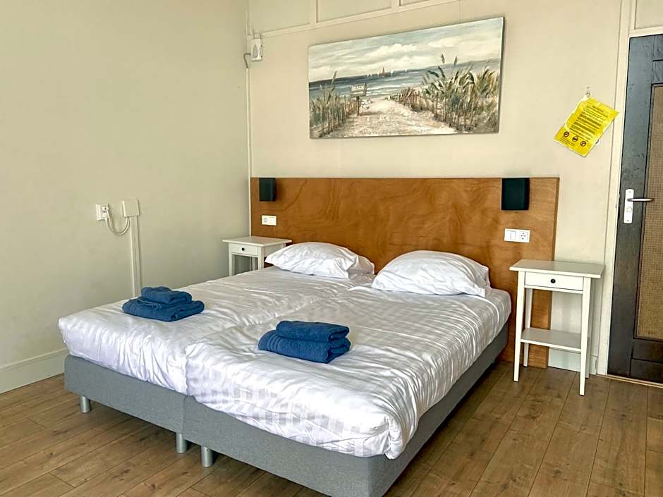 Foto 1 daripada 7 — Quadruple Room with Private Bathroom