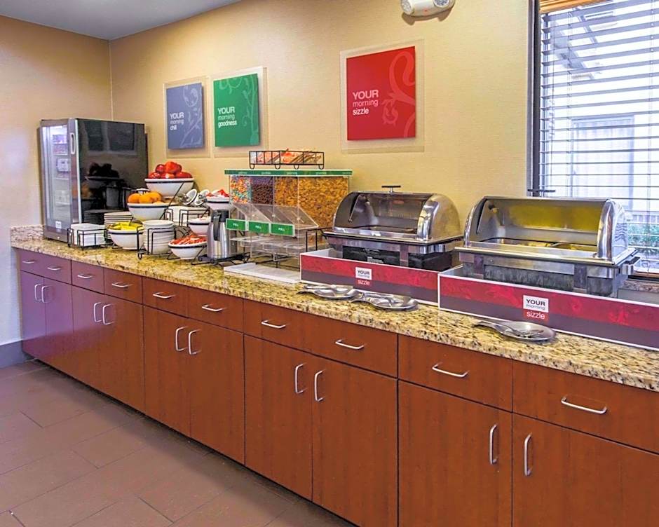 Comfort Inn & Suites Erie - Splash Lagoon Indoor Waterpark