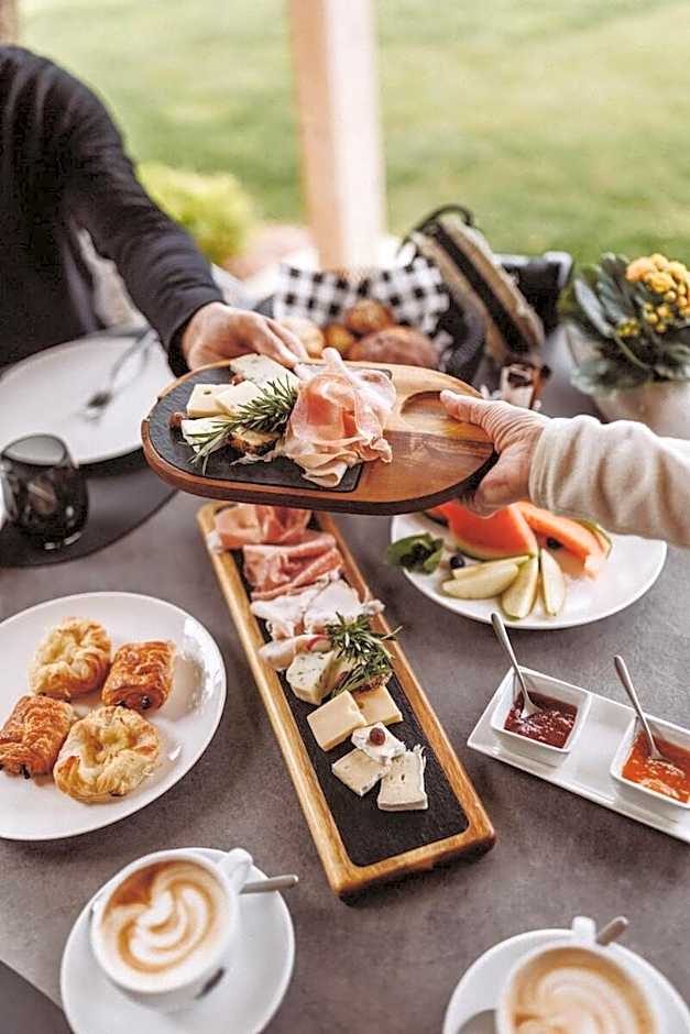 FAVAI HILLS your secret hideaway