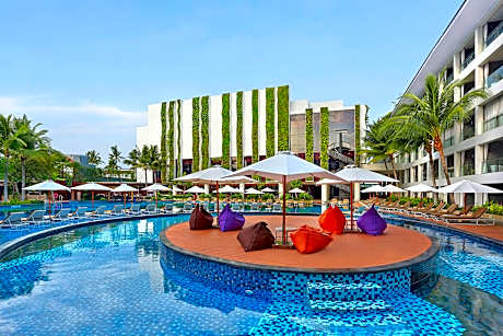 Suite Pool View King Bed