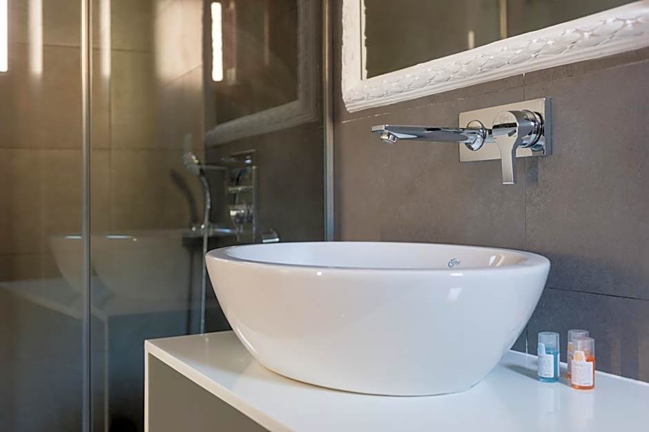 MAR n MAR CROWN HOTEL-SUITES