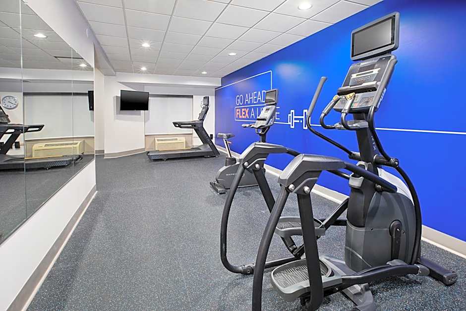Holiday Inn Express & Suites Milwaukee NW - Park Place By IHG