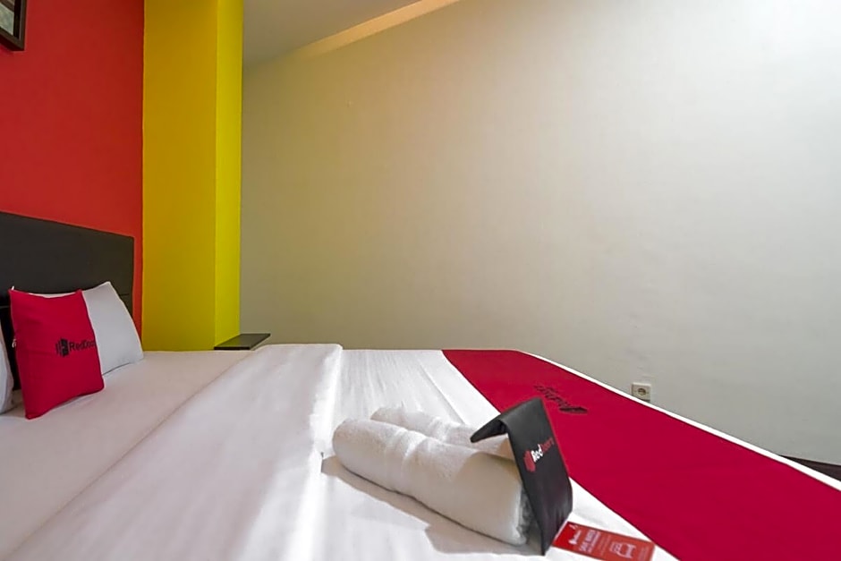 RedDoorz near ITC Mangga Dua