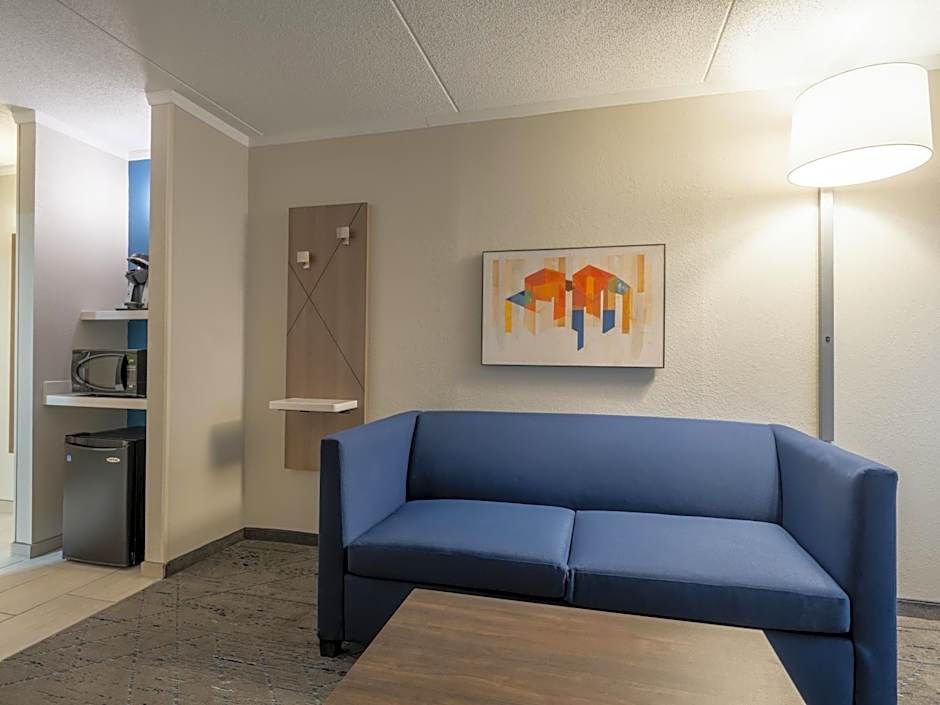 Holiday Inn Express & Suites Greensboro - (I-40 @ Wendover) By IHG