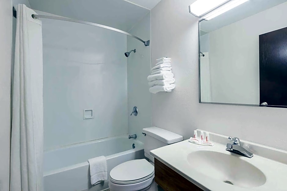 Super 8 by Wyndham Portland/Westbrook Area