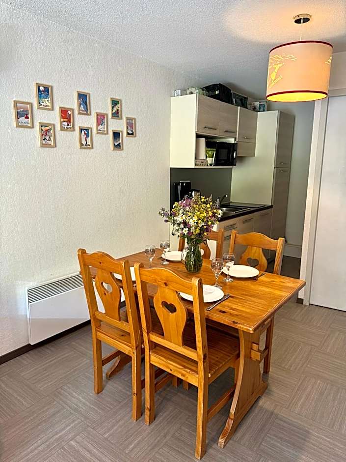 Appartement Vars sur les pistes de ski avec piscine