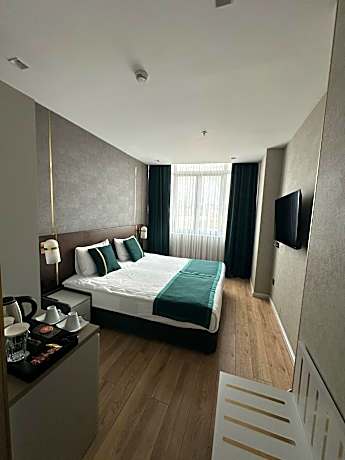 Superior Suite with Partial Sea View