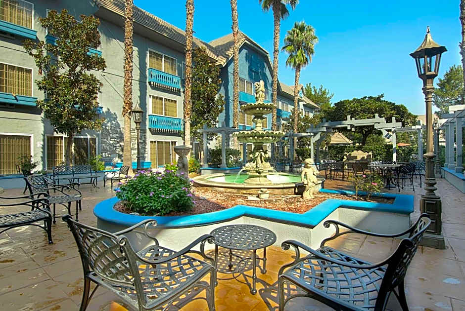 Azure Hotel & Suites Ontario, A Trademark Collection Hotel