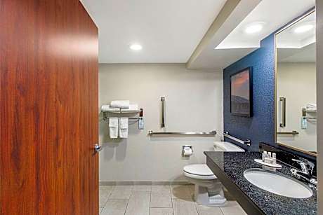 Larger Guest room, 2 Queen, Sofa bed