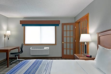 Deluxe King Suite - Non-Smoking