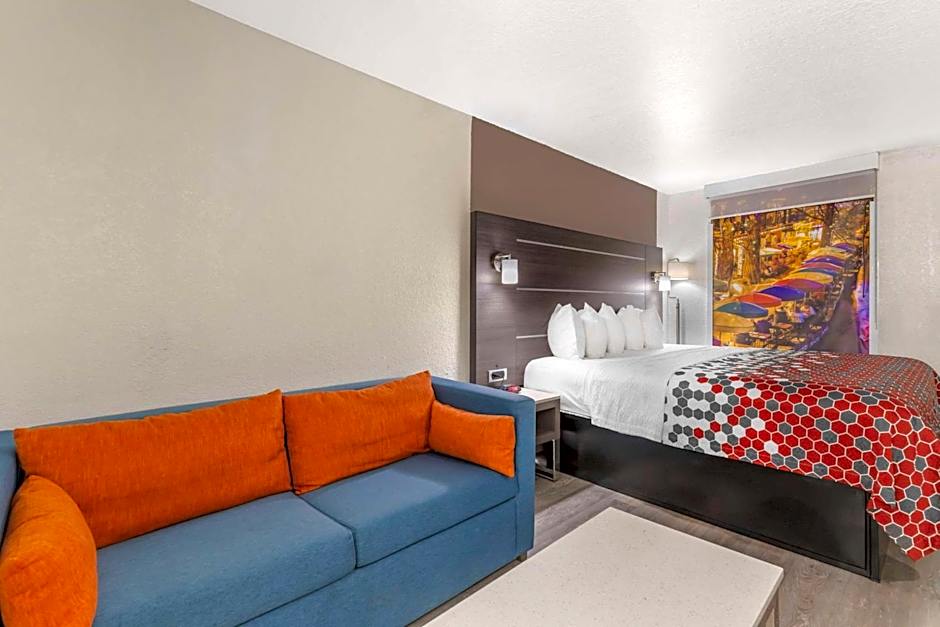 Econo Lodge Inn & Suites Near Lackland AFB