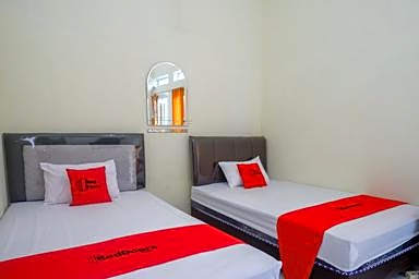 RedDoorz Syariah near Universitas Slamet Riyadi Solo