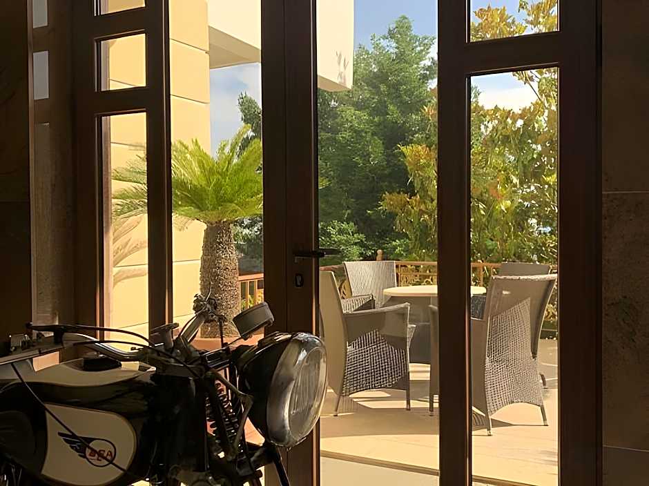 PARNIS PALACE HOTEL SUITES