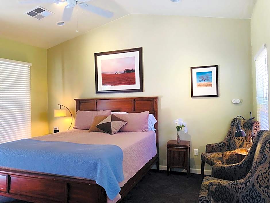 Queen's Inn By The River