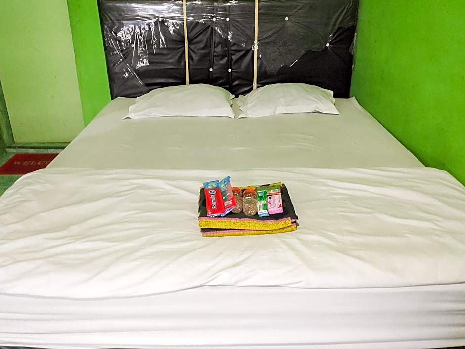 RedDoorz near Pelabuhan Ajibata Parapat