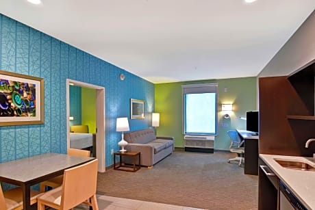 1 King Hearing Accessible Suite Non-Smoking